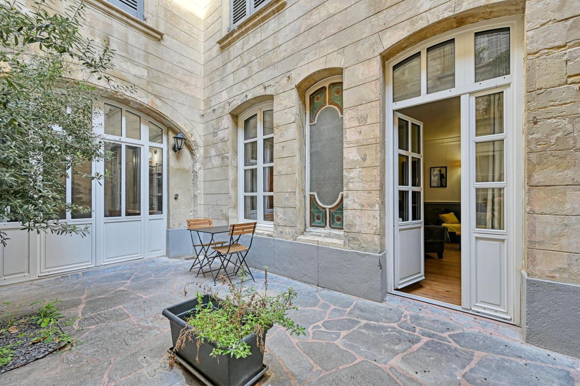 Apartment Utopique - 2 Min Palais Des Papes - Wifi - Patio